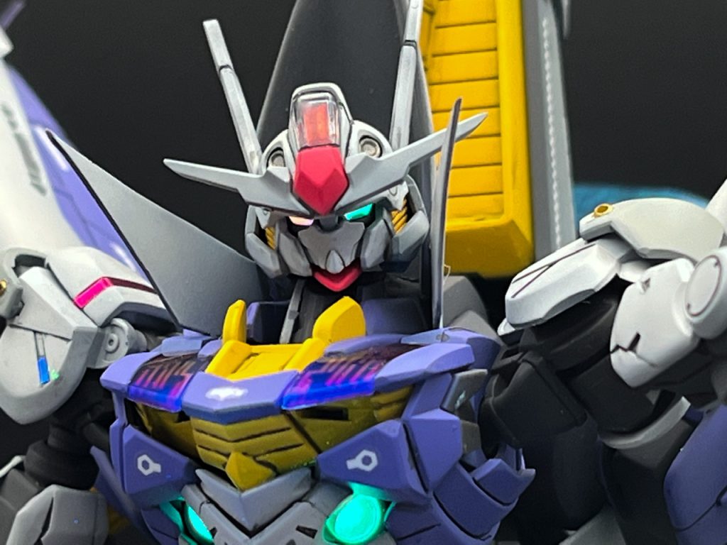 ▲顔アップ。ブラックライトであちこち光ります。双眸はオッドアイに。ファンタジー故に何か秘められた力があるはず