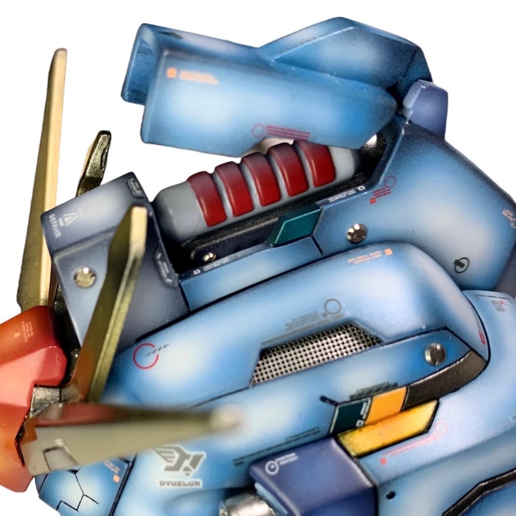 各所を開口して写真のようにオープンハッチを追加したり、メッシュを入れることでディテールアップを行いました。後頭部にはシイタケ入れてみたりしてます。特にトサカのハッチはネオジウム磁石で稼働するようにして手で触れて楽しめるようにしました。ハッチからチラッと見えてるのはケンプファーのショットガンのパーツです。