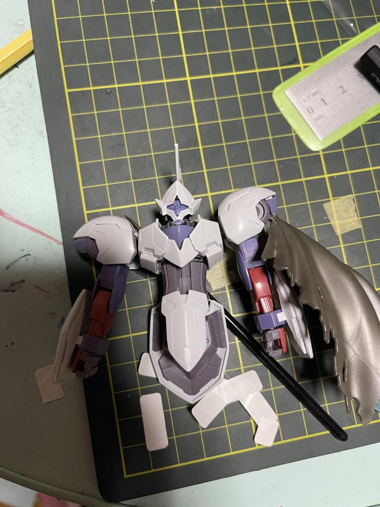 左腕にRGクロスボーンのマントを付け、肩マントを