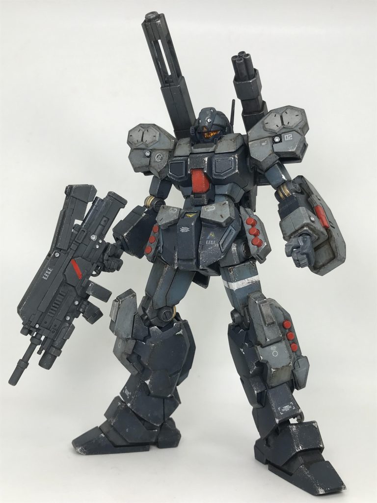 もともとつや消しまでしてあった半完成品に、赤の差し色を追加したので…赤色部分だけ少し艶ありになってしまったのですよ…わざわざガレージに行って艶消しを吹くのも面倒だったので…ベランダでガンプラを手に持ったまま…ツヤ消しスプレーを赤部分めがけでプシュー!!(その距離10cm…)