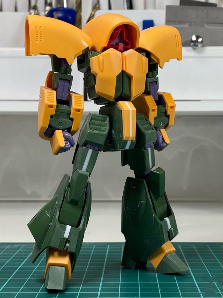 改修途中です。モノアイカバーの小型化と、下半身の幅増し。この後、靴も 幅増ししてみました^ ^