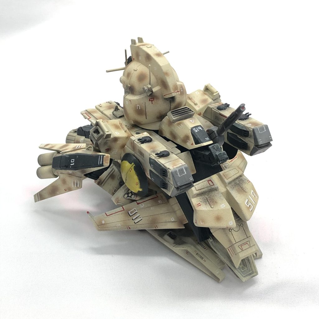 ななめ主な兵装は大火力の2連装ビーム砲、ミサイルキャノン、対空用グレネードなど。 それらの装備を擁する上体部は360°回転が可能であり、死角はほぼない。 また下体部はホバーユニットになっているため、重武装にもかかわらず高速移動が可能である。