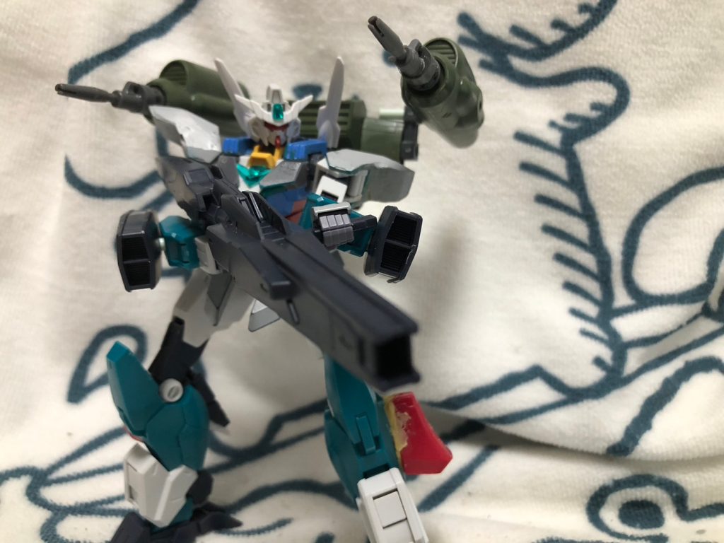 次バックパック、まず,プロペラを取り外しガトリングパーツを発着☞その上に過去作の改造で余ったオリジンガンダムのビームライフル(先端部)が二つあったのでくっつけました。