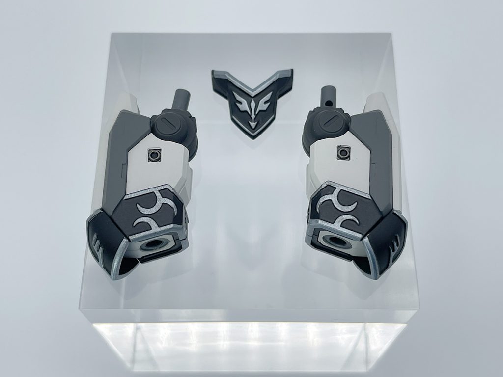 今回のキットでは取り付けませんでしたが、練習も兼ねてエングレービングの塗装処理に挑戦。エングレービング・ホワイト部┗【C / GX214:GXアイスシルバー】エングレービング・ブラック部┗【T / XF-1:フラットブラック】処理が終わった後、一度つや消しクリヤを吹き、さらに半光沢クリヤでトップコート。