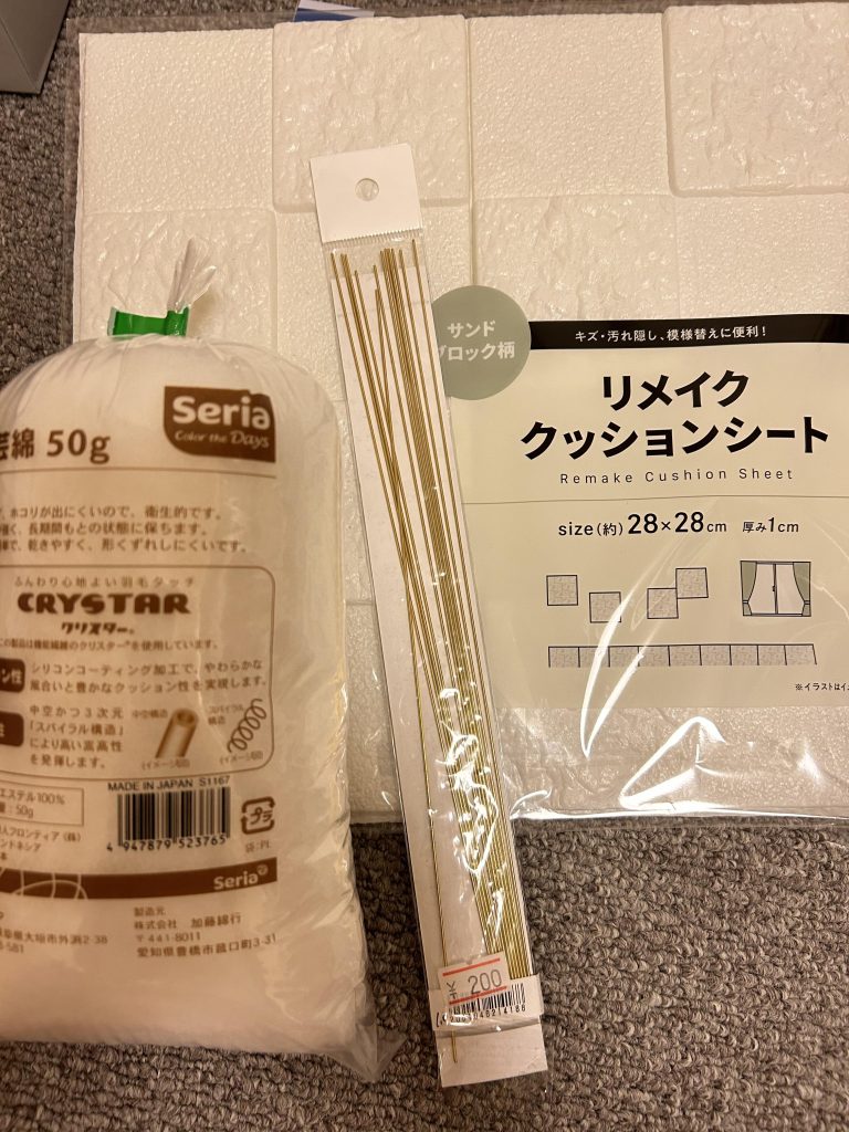真鍮線は以前から使っている物。アクリル板と画像のクッションシートと手芸綿はseriaです。アクリル板に貼った機体名はアーティファクトの箱を切って貼っただけです。