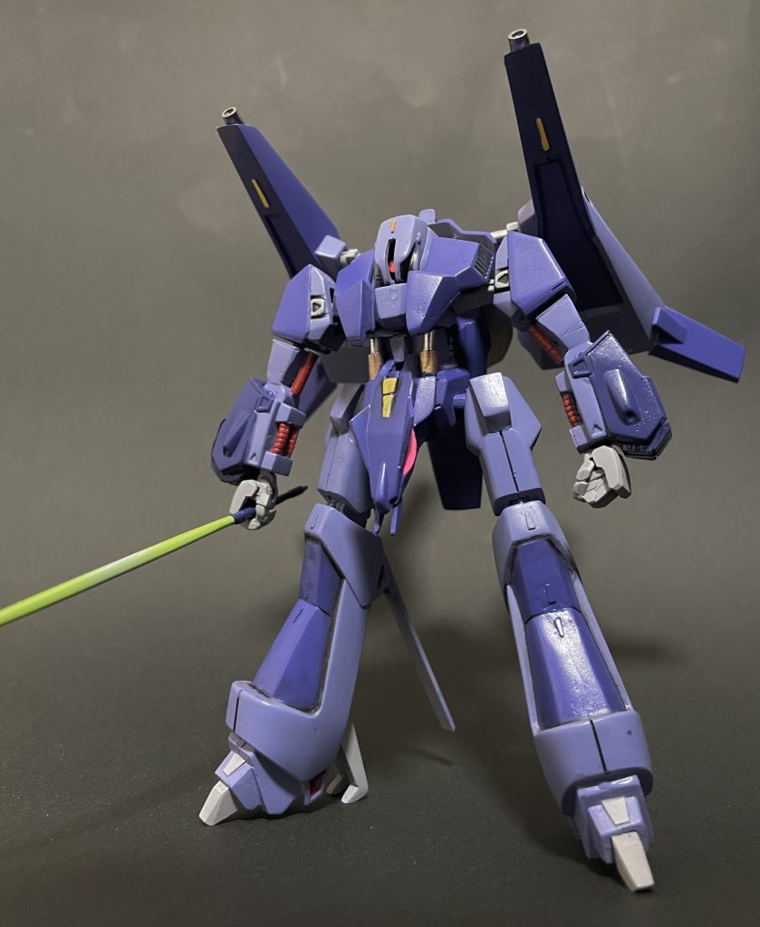 設定には無いのですが、ウエストにシリンダーのディテールを入れアクセントにしました。