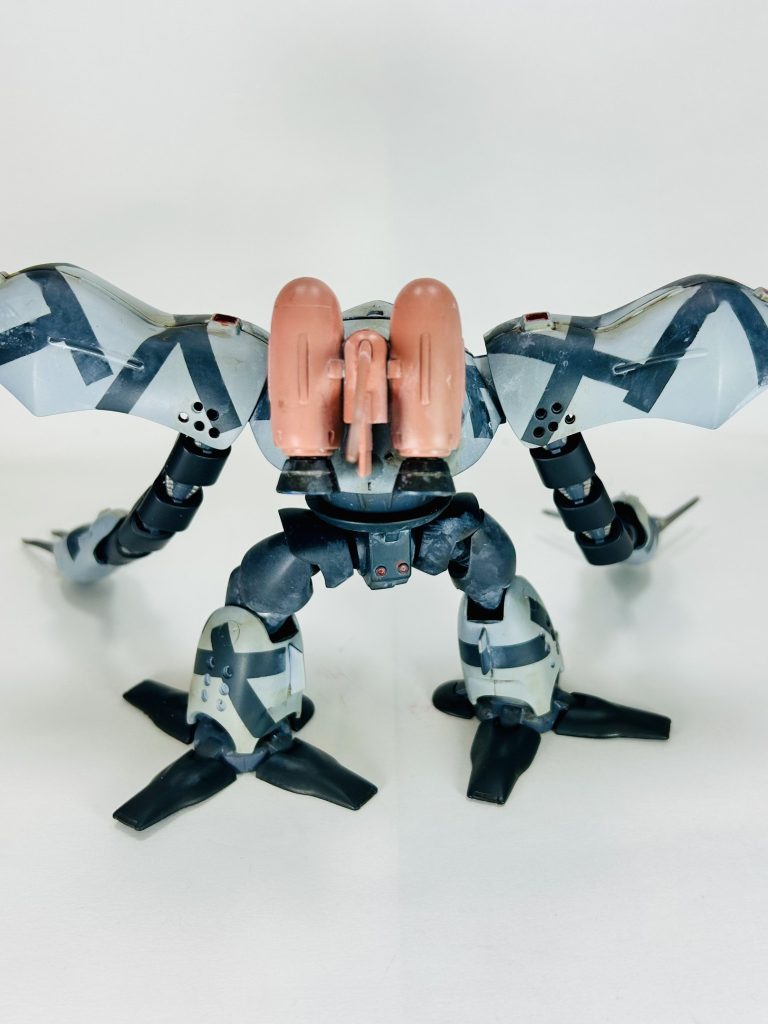 ウェザリングは、海水浴から陸に上がった感じを目指したけども、ただ汚くなっただけの気がする。ほんとウェザリングは難しい。Mr.ウェザリングカラーを使用。マルチホワイトでウォッシングして、グランドブラウンでダクトや足元の汚れを意識。ミッドナイトブルーの足元では泥汚れも目立たないな。