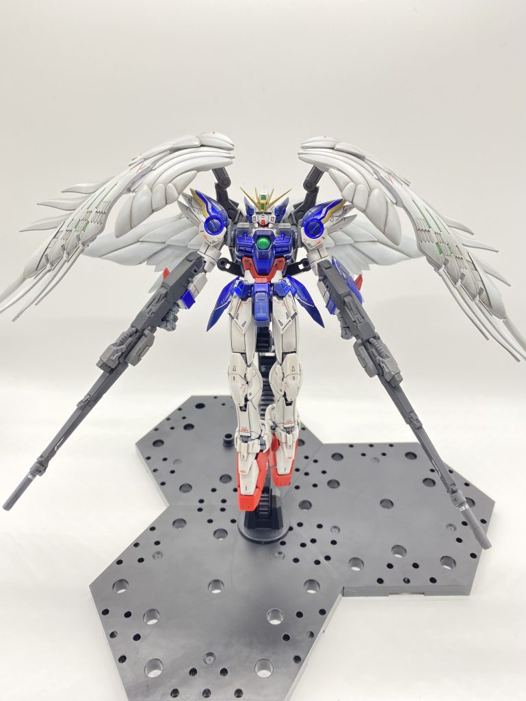 MSのトップコートは、白箇所にパールを被せた関係で半光沢で。バックパックユニット(ウイング含め)、各バスターライフルは、半光沢コート後、光の反射がプラスチック感を少し出していたのでプレミアムトップコートつや消しを重ねました。