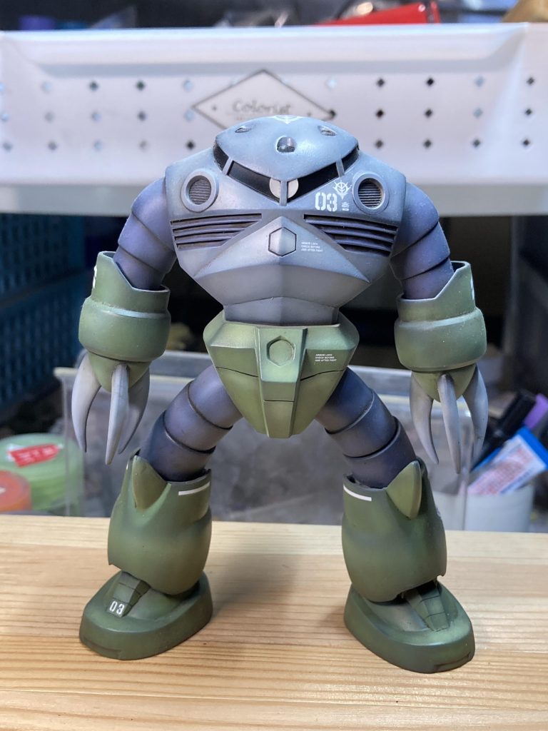 いじった箇所といえば、腿の一部で切断。脚がハの字になる様に角度を変えただけです。