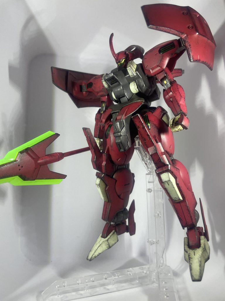 そんな目の部分はガンダムマーカーを使って、ゴールドとメタリックグリーンで塗装。さらに腕関節の一部をゴールド、足裏の一部をシルバーで塗装。シェルユニットは付属のシールを使用しましたが、モンスターエナジーに見えるのはわたしだけでしょうか?笑