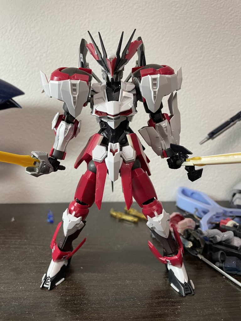 赤と白の配色もかっこいいなとおもったのですが、なんか、もっと騎士っぽい配色にしたかったのです。