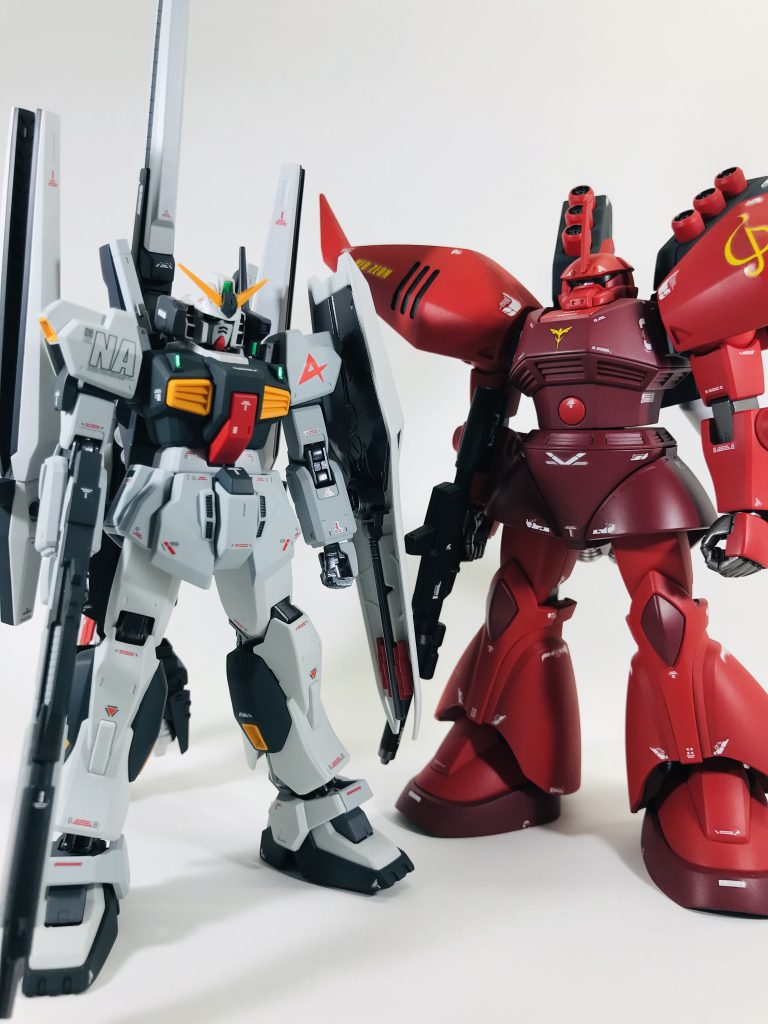 最後に同じ様な設定で以前投稿したシャア専用リゲルグとのツーショットです。Z、ZZ世代の機体をリファインして逆シャア世代に繋がる機体というのも