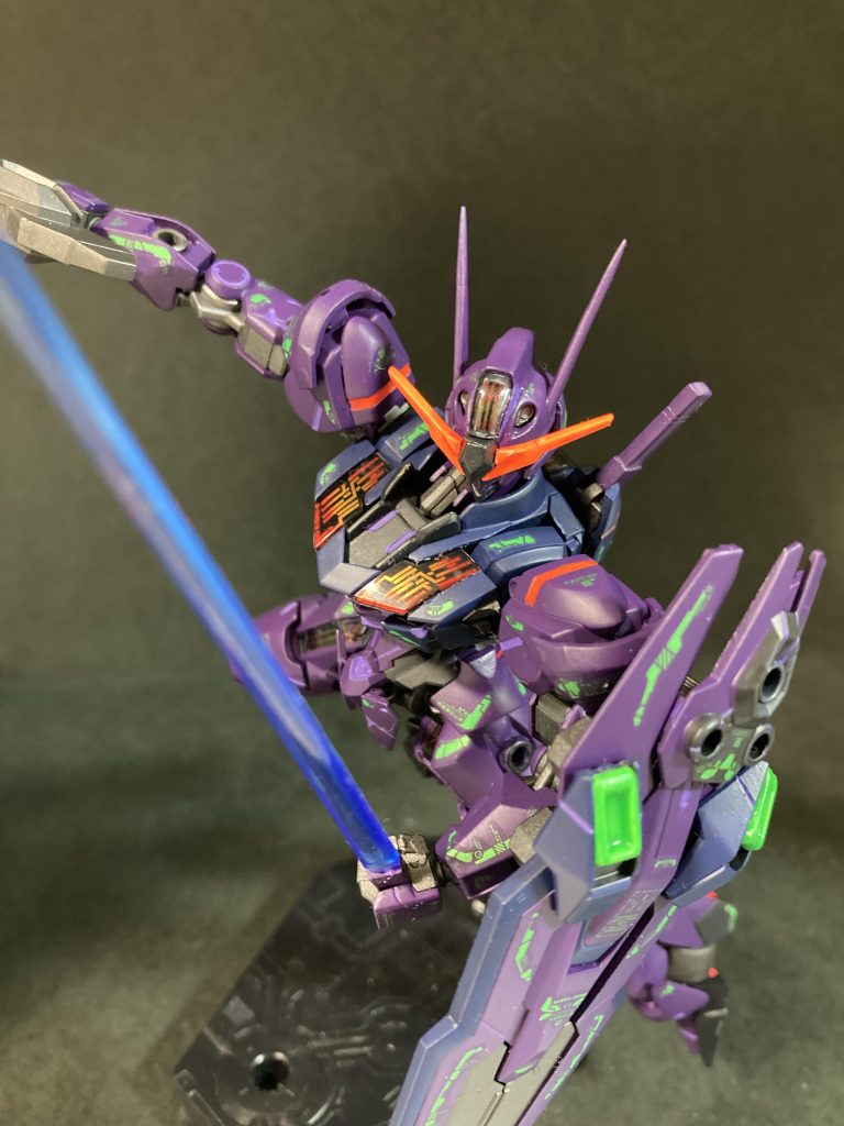 こちらはノーマルのバックパックです。これはこれでカッコ良しですね。ちなみに塗装はフレーム部はガイアノーツのガンメタサフのみ、それ以外のパーツはつや消しコート→水性塗料→光沢クリア→墨入れ→デカール貼り→プレミアムトップコートつや消しの順です。