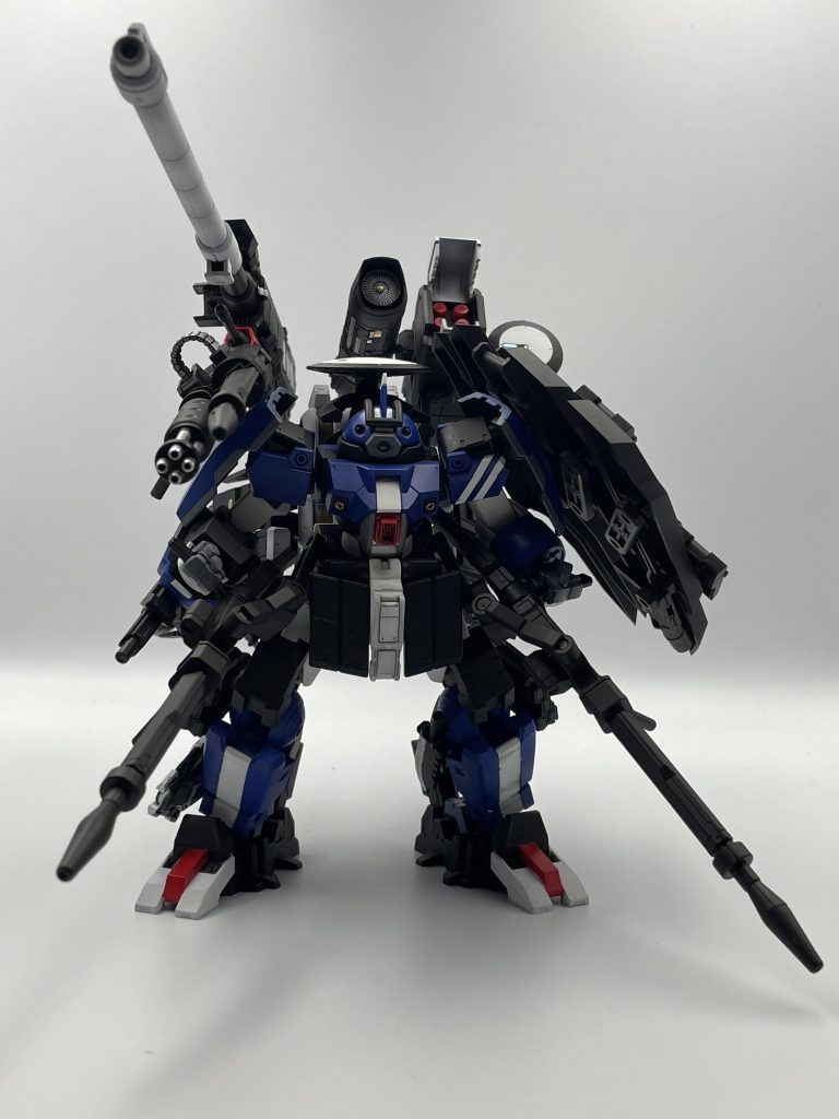 装備は長距離ビームライフル 2挺腹部ハイメガキャノン 1門肩部ガトリング 1門肩部ビームキャノン 1門背部長距離狙撃ランチャー 1挺&マシンガン 1挺ミサイルポッド 1基腕部据付マシンガン 1挺脚部マイクロミサイルポッド 2基コンバットナイフ 1振ハンドガン1挺脚部小型シールド 1基肩部大型シールド 1基ベクタースラスター大小 9基盛りすぎ😐笑