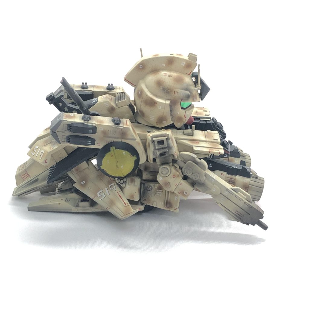 よこ素体の機体はサイコミュの類が搭載されていないνガンダムの試作機を使用している。非常に重装備の機体であり、外見上はモビルアーマーのようである。増加した重量に対応するため移動はホバーユニットで行われ、緊急時には増加装備をパージすることを可能としている。