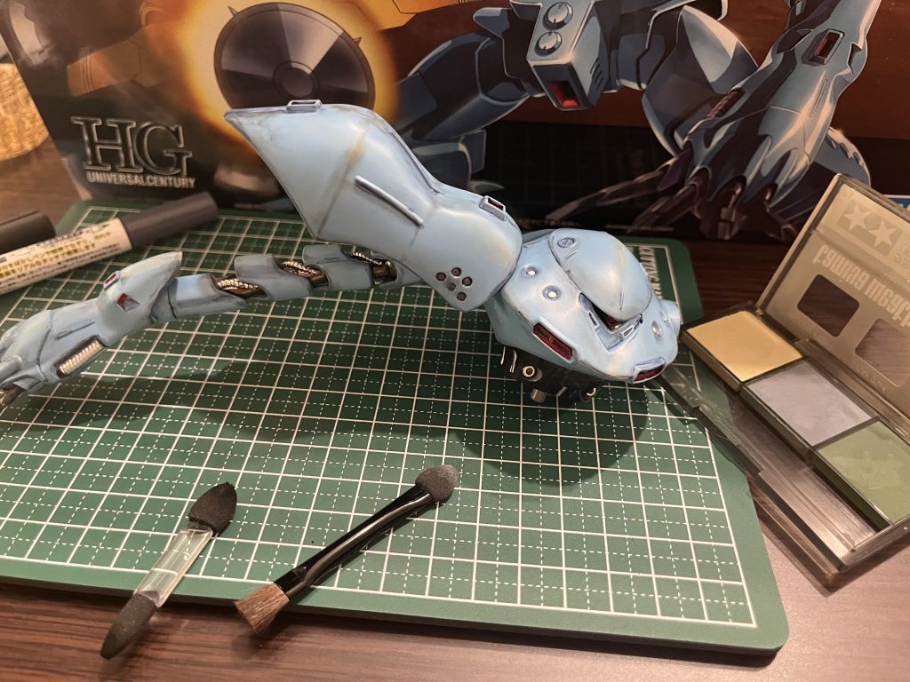 制作工程です。ハイゴッグ、Twitterで検索したらみなさんいろんな色や模様に塗装されていて感動しました、、エアブラシのない私に何ができるかなー?と考えた時に、めちゃくちゃに汚そう!と決めましたw