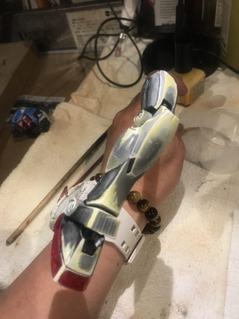 ハイライト、影入れの1段階目左脚から塗っていく塗装はいつもメインに見せたい所又は1番手前になる部分から塗っていきます。