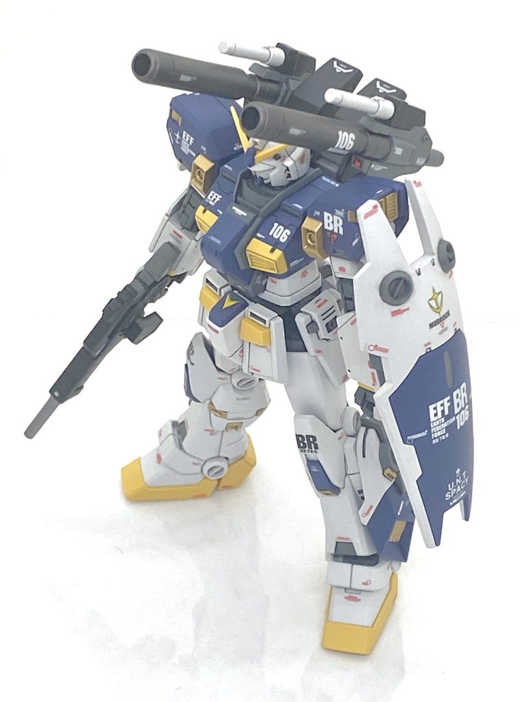 バーニア、ビームライフルマズル以外の部分は(クレオス)Mr.カラーGXスーパースムースクリアーを吹き付けております。