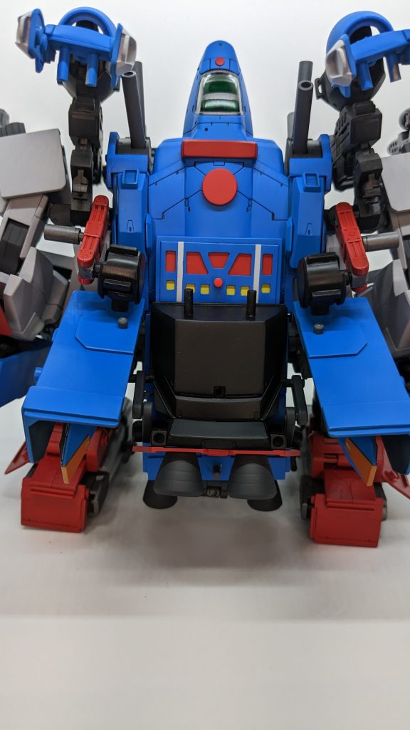 背面画像。背面装甲の一部はバックパックを外して開閉が可能。キャノン部分はジャスティスレールガンの砲身を元にGNドライブや装甲を追加して改良したジャスティスビームキャノン!連射も出来るぞ!