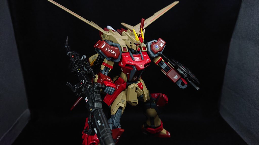 機体名の“ルベライト”とは、赤色を呈しているリチア電気石のことで、日本名では紅電気石とも呼ばれています“赤い機体”で“大型超電磁砲”を装備しているストライクに合っているのではと考え選びました