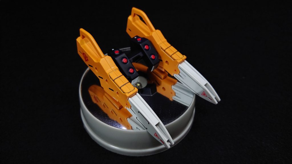 ディジェの両腕があまりにもマッチしすぎていたため、シルエットを少しでも変えたくジムⅢビームマスターの“バスターバインダー”をバックパックに付けてみましたバスターバインダーはバックパックに3mmの穴を開けて取り付けています