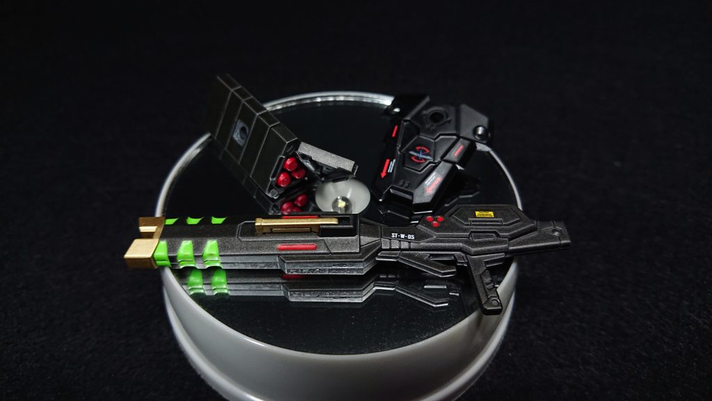 強化改修型なので武装もワンランクアップと言うことで、強化ビームライフルを装備肩部には30MMの戦国アーマーのパーツをシールドに見立てて追加装備脚部はMSGのミサイルポッドを追加装備しました肩部、脚部共に3mmの穴を開けて接続しています