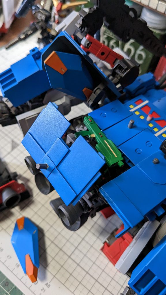 最後!収納力!背面装甲内部には銃やシールドとか色々隠されているぞ!一体何に使うんだろう?とりあえず今回はここまで!ご覧いただきありがとうございましたー!以下制作工程なので興味のある方は見て行って下さい!