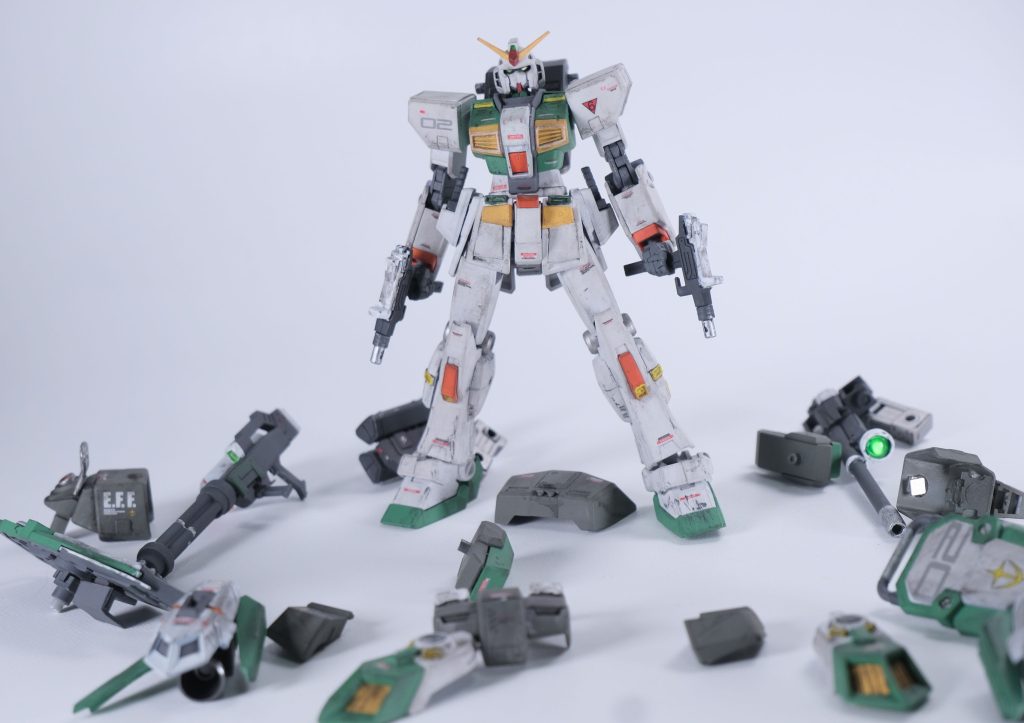 さらに各部の装備は強制排除が可能。この状態ではシールド裏に懸架する90mmサブマシンガンと腰部のビームダガーをメインウェポンとします。設定的には「ガンダムピクシーの戦闘データの再検証用」という意味合いの形態。