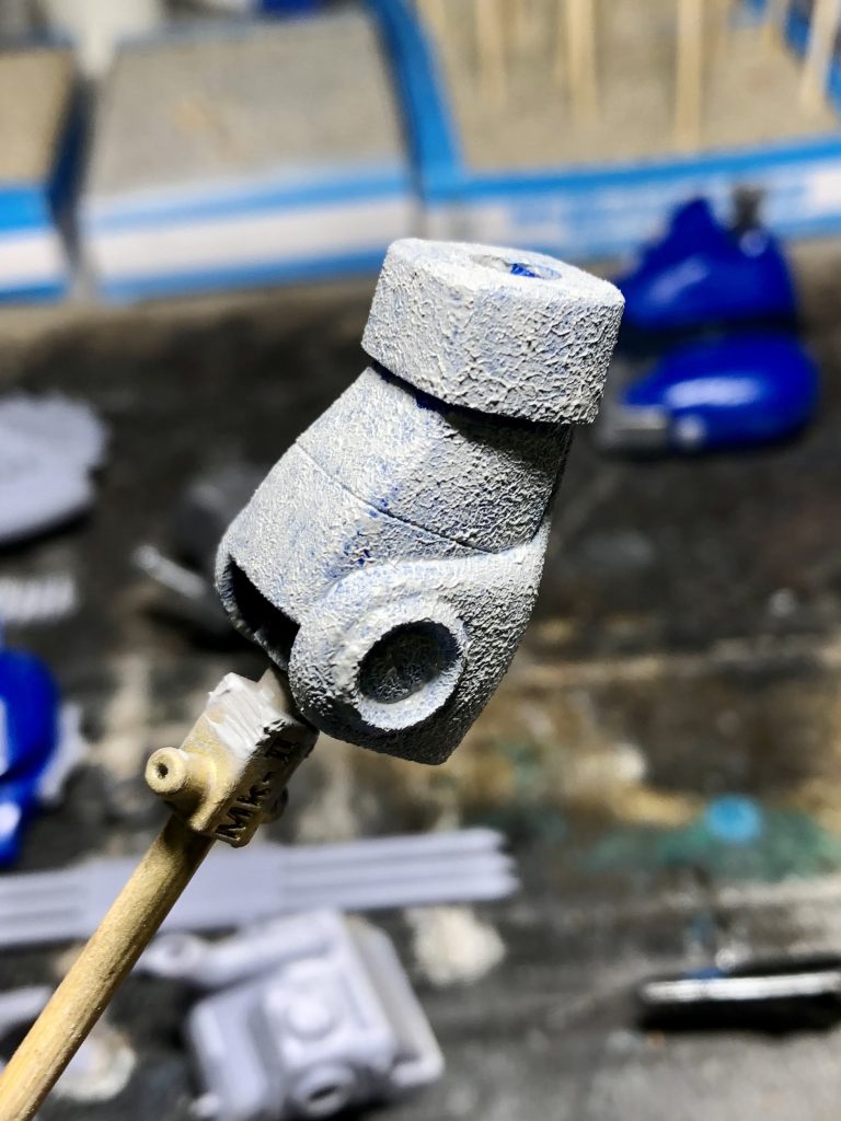 装甲は鋳造っぽくするために胡粉ジェッソをスポンジで叩きつけて表現しました。