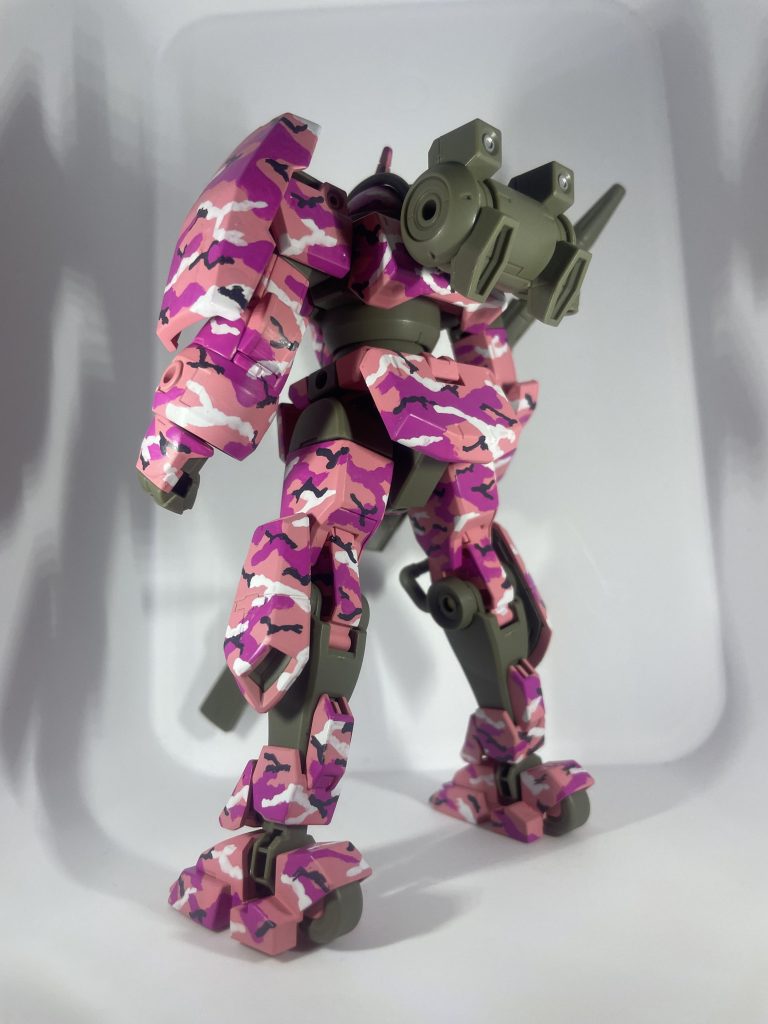 ピンクのサーフェイサーでベース色へ変更し、水性ガンダムカラー水星の魔女シリーズからルブリスピンク、エアリアルホワイト、ファラクトグレーを使って迷彩塗装をしました。希釈せずにそのまま使ったのですが、意外に塗りやすくてビックリしました!他の部分はいつも通り汚そうか迷いましたが、何もせずにそのまんまです。(迷彩塗装デ疲レタ…ワケジャナイヨ)笑最後につや消しも吹いたのですが、最近プレミアムトップコートが全然売ってなくて困っています。