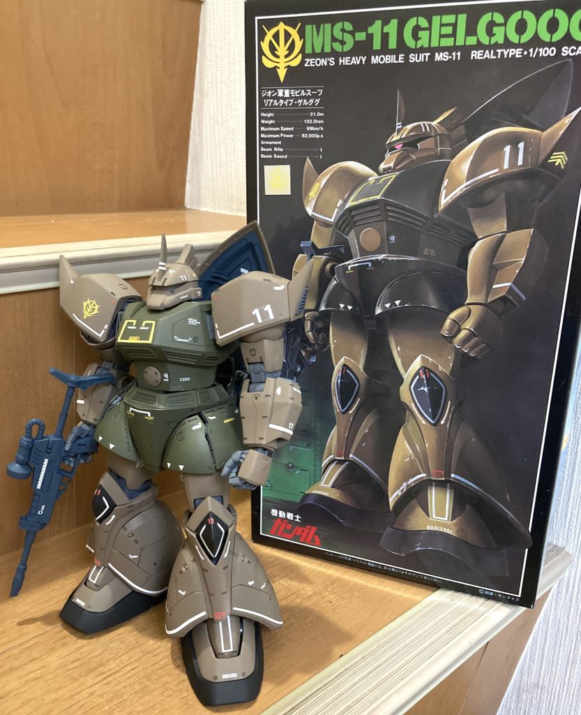 なかなか箱絵に近づけたと思います♪勝手な判断で右肩のジオンマークを胴体側に寄せたのですが、やっぱり箱絵どおりにすればよかった(*_*)