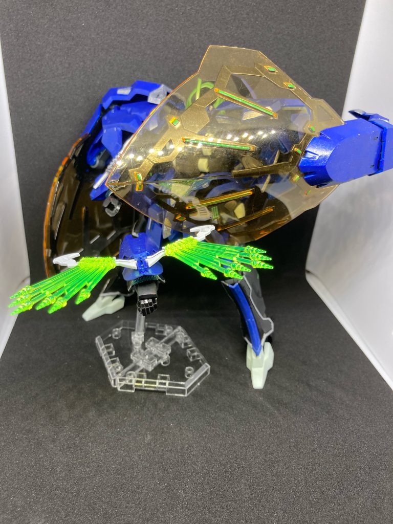 防御中は両腕を分離して遠隔攻撃を行う。腕には拡散ビーム砲ボルトファランクスを装備。