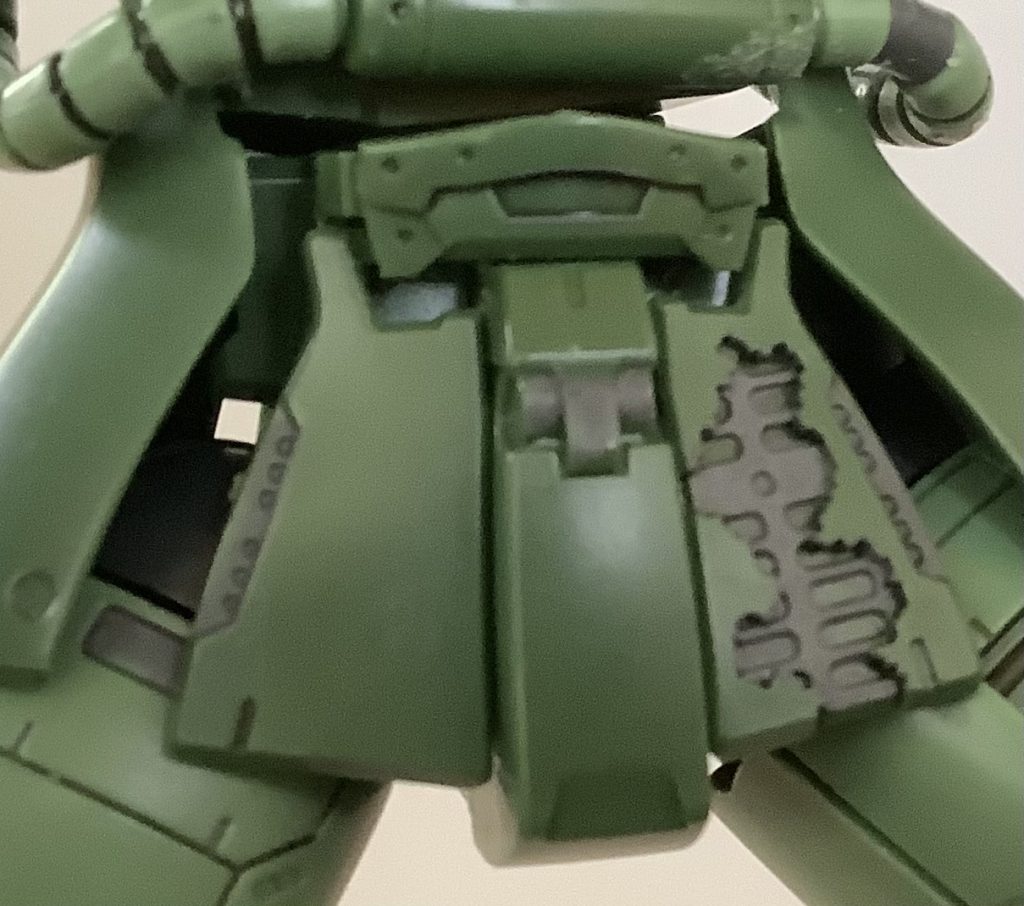 フロントアーマーなどを部分塗装。全てガンダムマーカーのグレーで塗ってます