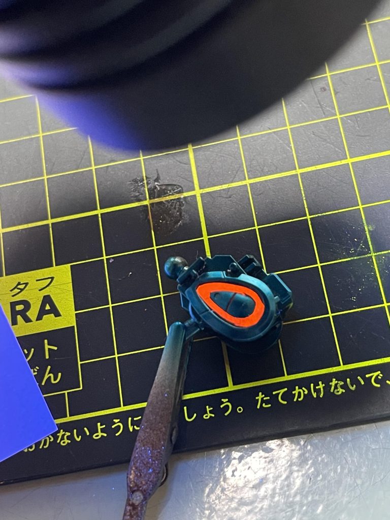 ブラックライトで発光できるように