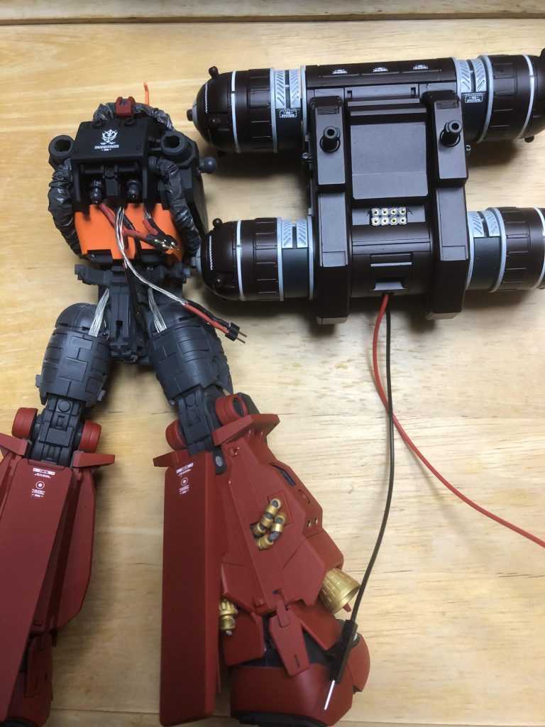 よく断線するのでメンテナンス性向上の為にコネクタ化するのですが、メス側のコネクタの位置が悪く、組み立て時に接続に苦労するという・・・もうないとは思いますが、またサイコザク作るときは気を付けよう・・・