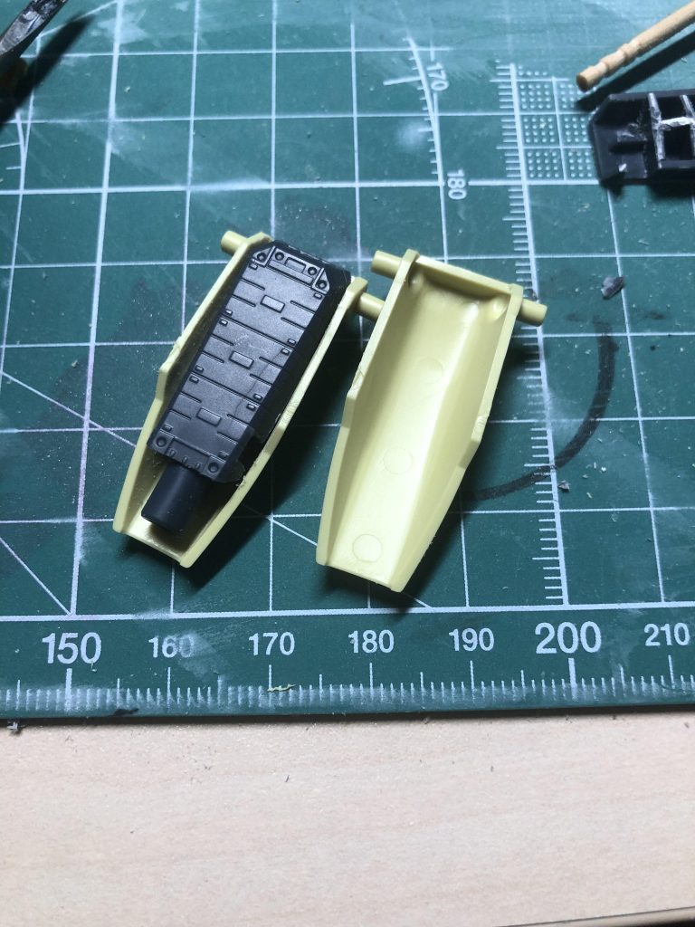 肩アーマーの裏が寂しかったのでサイコザク mgの余剰パーツからそれっぽく。可動域は狭くなりました。ダメですね