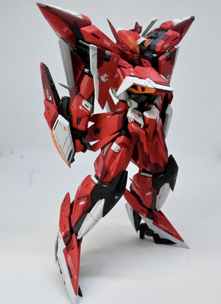 ノーマル状態、ジャスティスやセイバーを意識してトサカをつけてレッドで制作しましたスジ掘りやプラ板でディテールアップしています