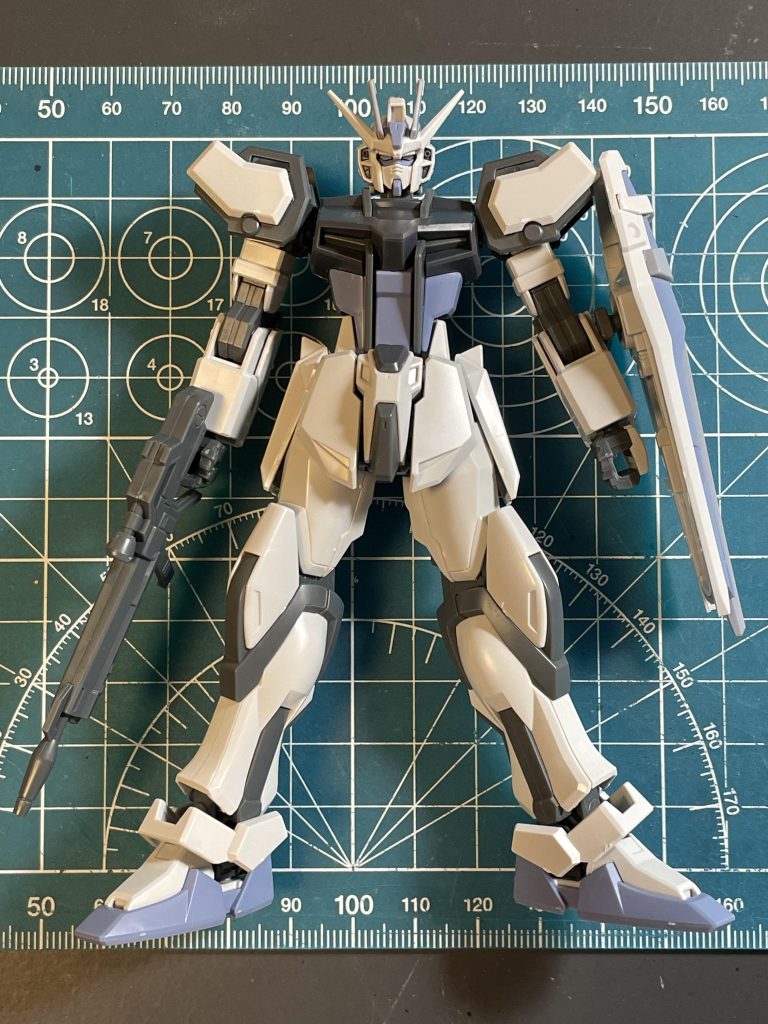 ホントのパチ組み状態なかなかバランス良いキットだと思いますがしかし各パーツのジョイント部分はポリキャップとかではないので、気軽にミリ単位の延長が出来ない構造です。なので僕のような、お手軽手足伸ばしをしようとしても、拒絶されるのですよこのキット〜そこはやはり悔しいというかなんというか