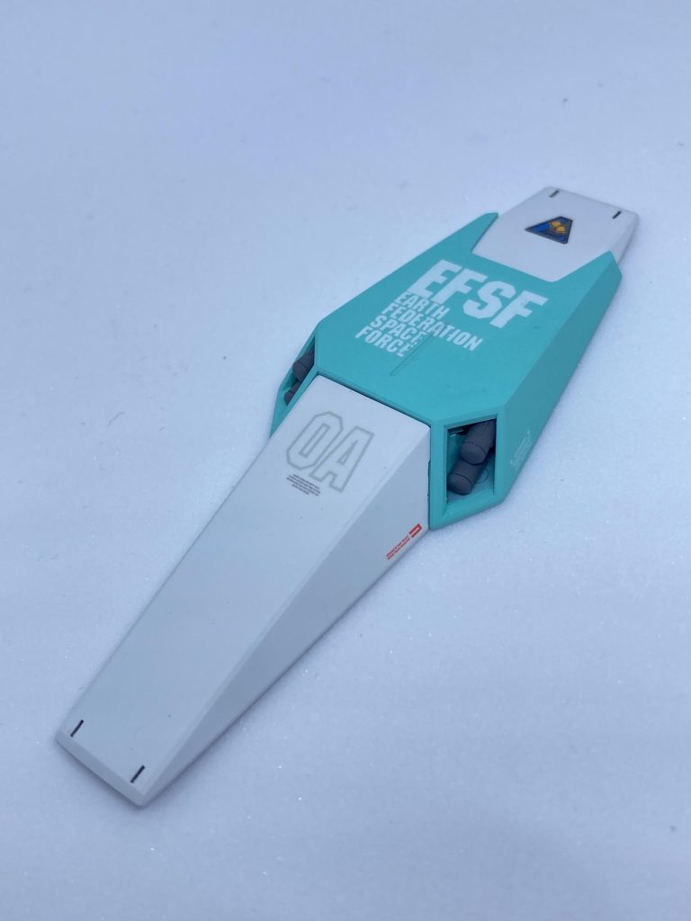 UC版のため、シールドはジェガンのものを用意。付け根ジョイントをそのまま使用すると塗装ハゲが怖いため、まだ未装着です。いずれ極小のネオジム磁石を仕込んで、加工する予定。EFSFロゴはスタンピングリーフを使った自作デカールです。