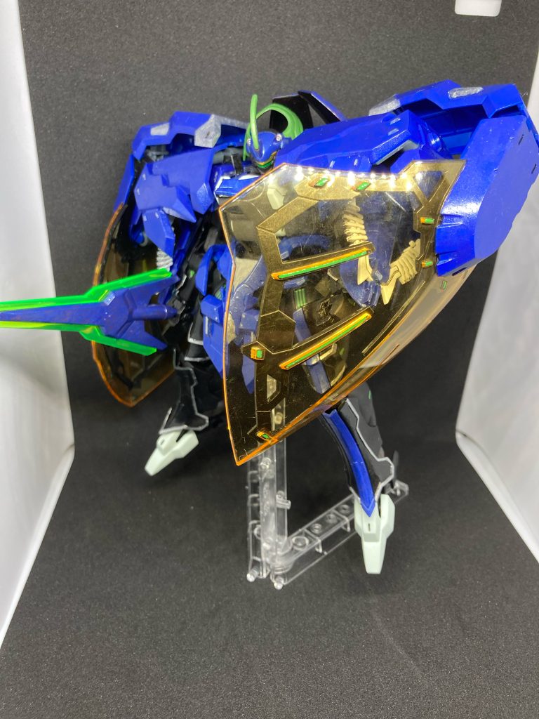 近接武器としてビームアンカーを装備。肩が大型化している為、腕の可動域が小さくあまり使わない。