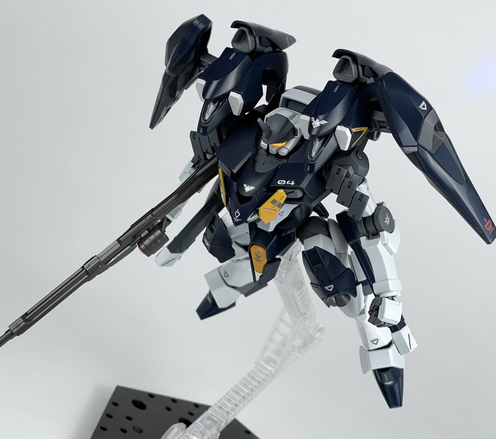 ブースター展開！開くとシルエットが変わって良きですね。ブースター内のビットも、パーメットリンクが使えないので射出式機雷や対ミサイルデコイなどの汎用武装に換装されている設定です