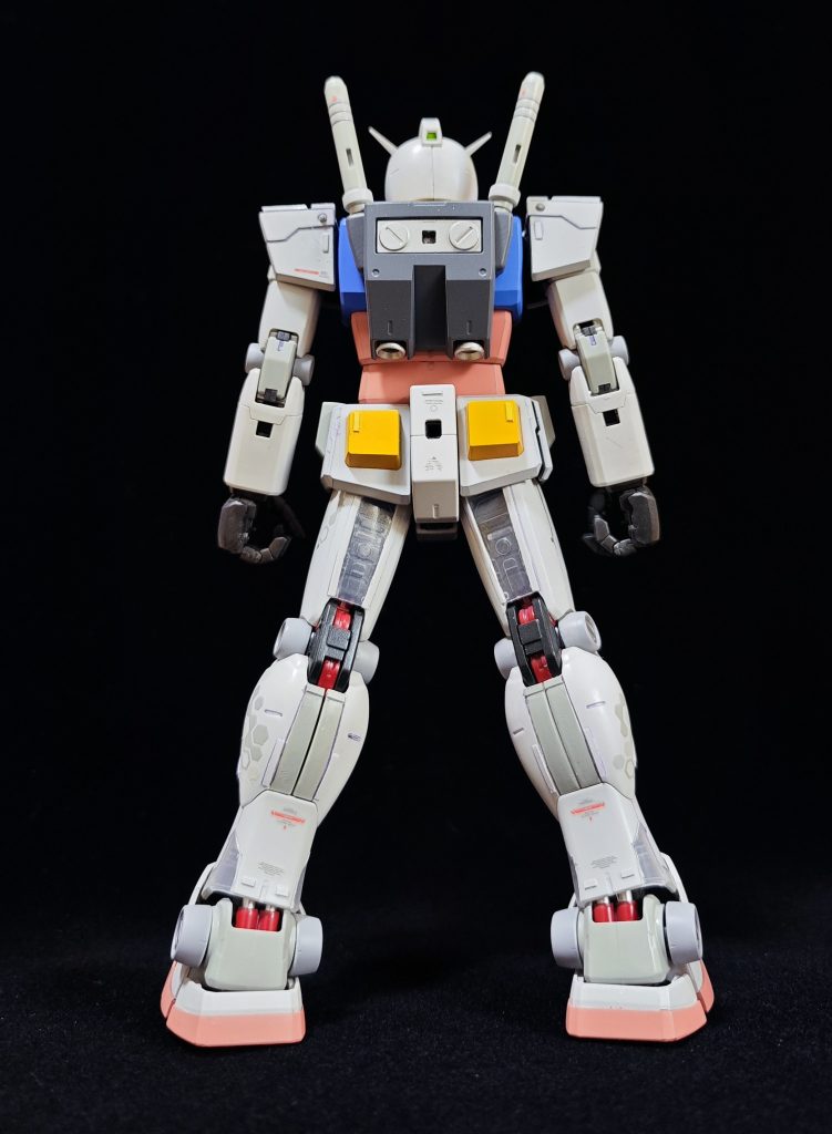 膝とアキレス腱の赤いパーツが見どころです。