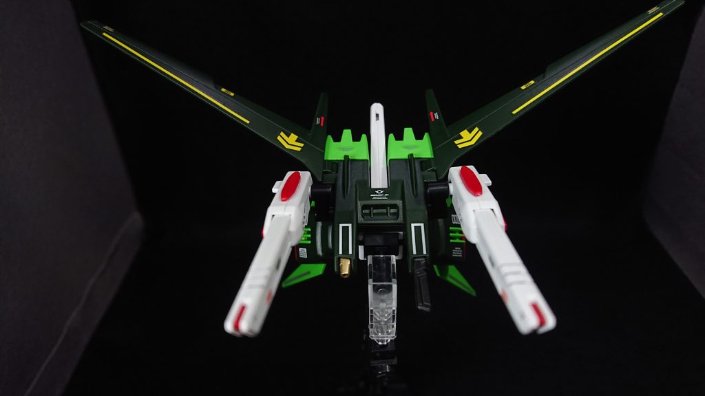 バックパックのエールストライカーにも手を加えましたビームサーベルを撤去し、スタービルドストライクのスタービームキャノンを追加装備首筋の赤いダクトパーツを撤去し、左側にはアーマーシュナイダーを格納できるようにしました右側にはビームライフルの銃口を入れました左右共にかなり削り込んで入るようにしました