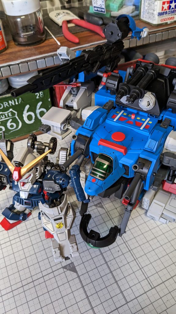 強襲用戦闘機ガンブラスター形態!撮影ブース入らないのでデスク上で撮影します!元キットの名残がちょっとだけ垣間見える形態。カラーイラストだと大体この形態ですよね。因みに私は元キットを所持したことが無いので各形態はネット画像を参考にしてなんちゃって再現をしております。