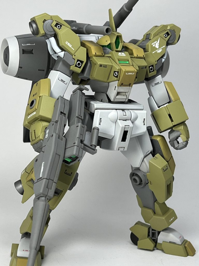 正面です。量産型のカスタム機体っぽさが凄く出ていてカッコいいですね。鈍器になったライフルもすごくいいです。合わせ目が全然出ない作りになっているもの流石ですね。