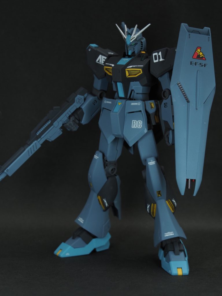 使った色はタミヤのスプレーのネイビーブルー、インターミディエイトブルー、コーラルブルーの3色です。トップコートは水性プレミアムつや消しを吹いています。