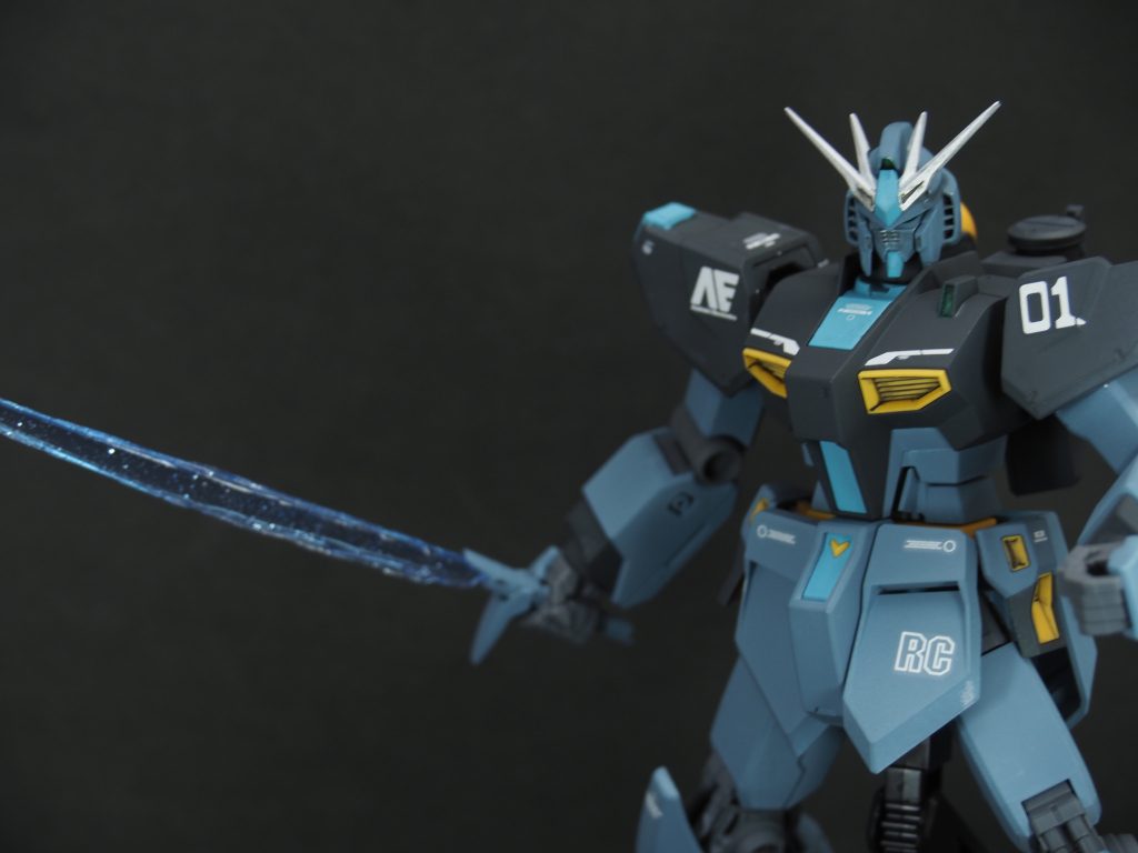 HGUCのサーベル刃からダイソーのおゆぷらで型を作ってUVレジンで複製しました。ラメパウダーを封入して粒子感を出しています。