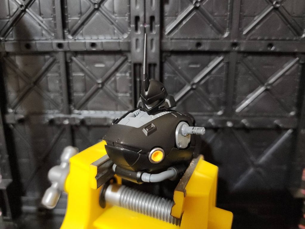 あとは塗装するだけです。今回もエアブラシ全塗装。今まで充電式エアブラシを使っていたのですが、ついに今回本物のコンプレッサーを導入しました。余裕の性能だ、作業効率が違いますよ