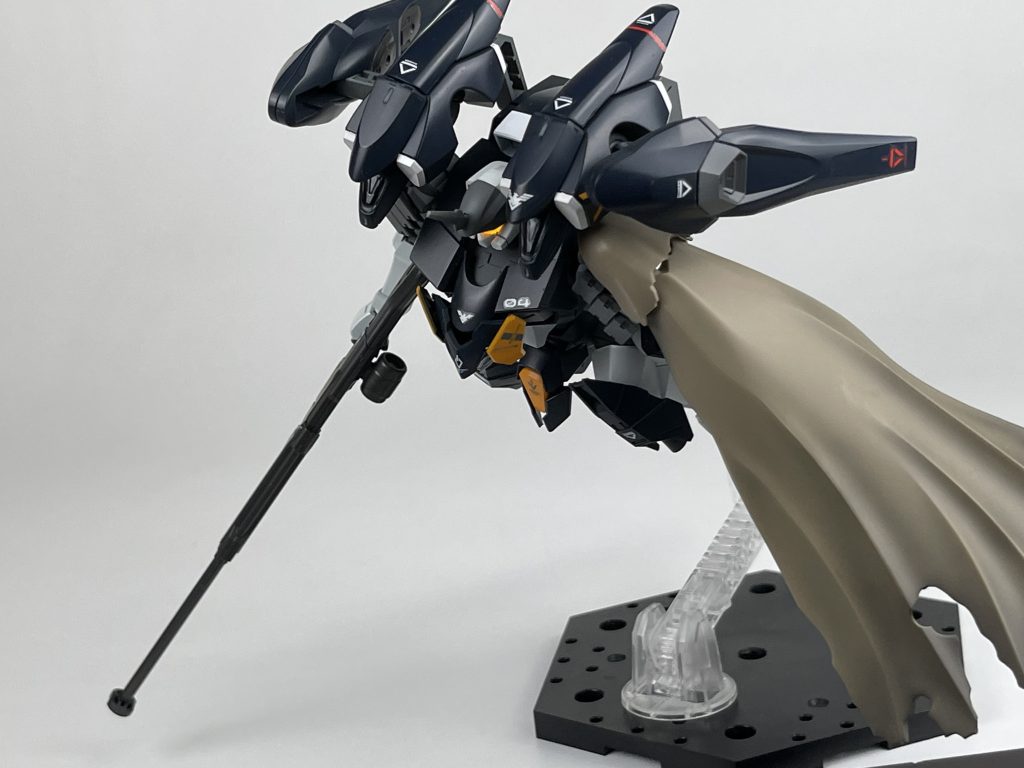 バサァッ！ってなってますがマントは飛行時の空気抵抗すごそうなんで、地表を滑走して戦うケースや宇宙戦でのオプションというところですかね。──以上です！ザウォート、本当にいいキットですよね。ザウォートヘヴィを店頭で見かけるたびに買いそうになります…水星の魔女はイケてるシブ色の量産機がたくさん出てきて困ってしまいますね。今回はノーマルザウォートを芯にした作品でしたが、ザウォートヘヴィを使った作品も今作っているところなので是非見てくださいね！それでは！