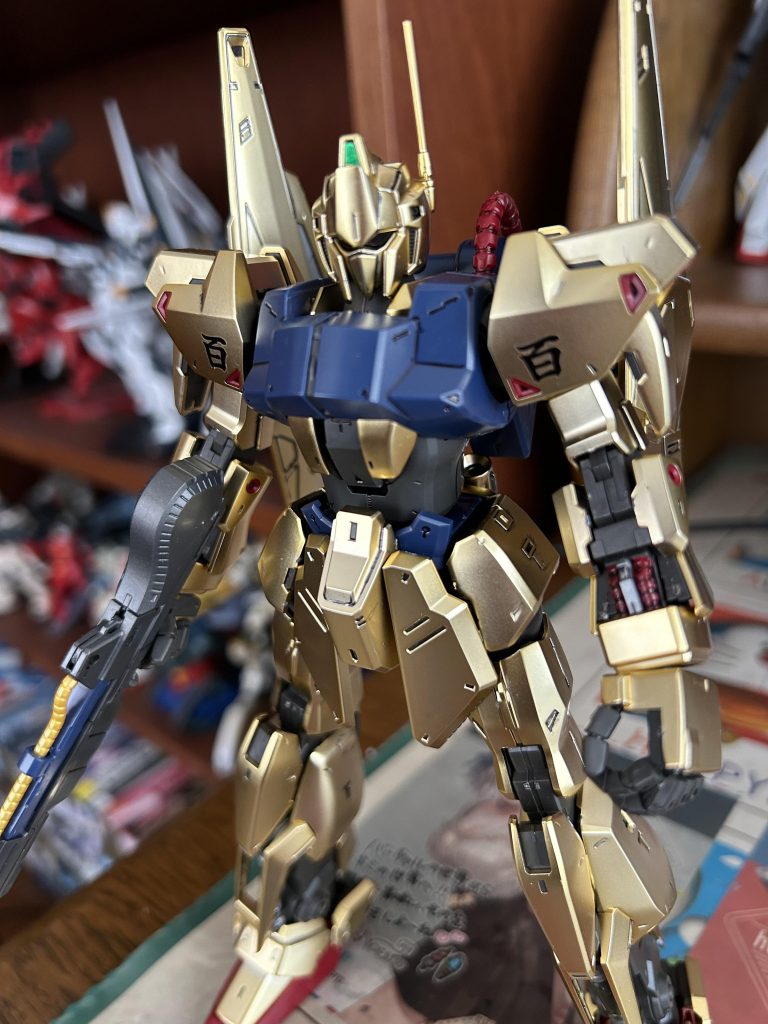 素組でもこの成形色になるってのは正直驚きました。これほど美しいゴールドの百式は見た事なかったです。